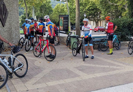 Sortie "chaude" des Cyclos Nyonsais: Au départ Groupe 1 (7 cyclos dont un invité Christophe) et groupe 2 (5 cyclos)