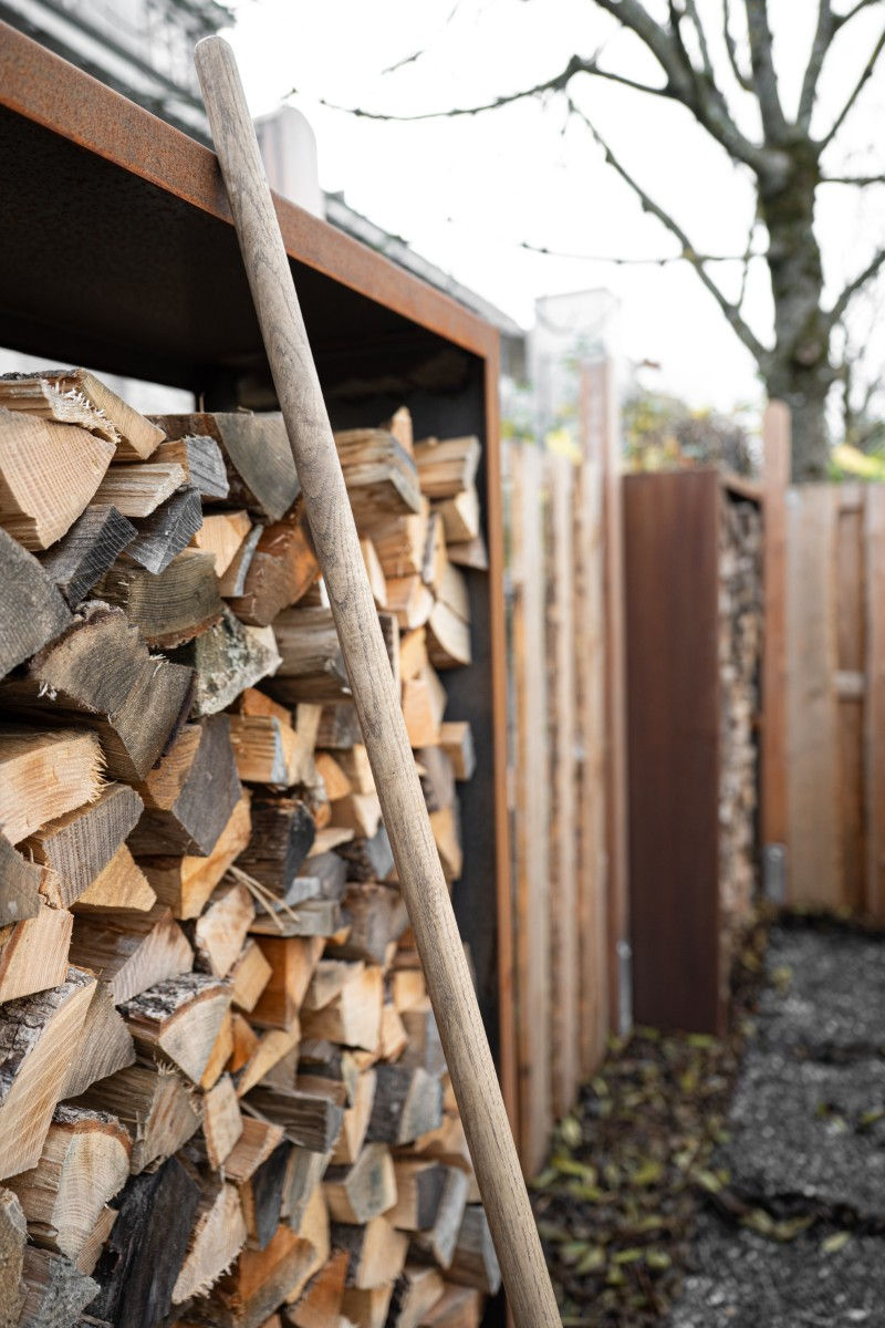 Wood and steel privacy screen implemented by PRIMA Gartenbau