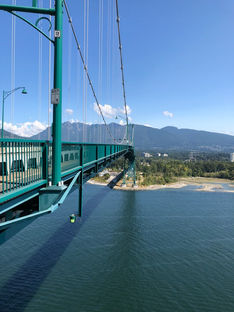 ウェスト・ノースバンクーバーへ "Lions Gate Bridge"