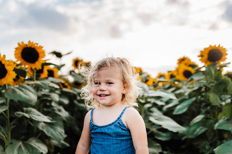 Sunflower Mini Sessions at Harvest Lane Farm in Lititz, PA