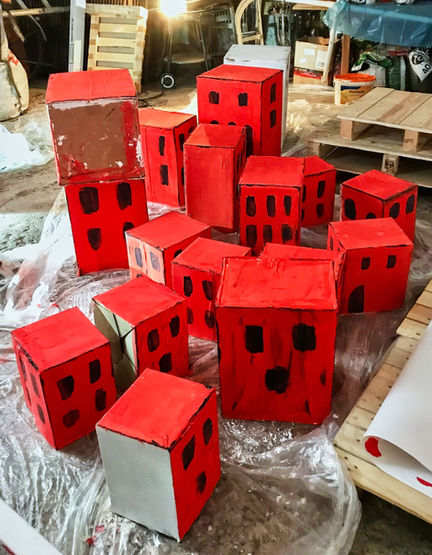 Papierkartons stehen in einem Schuppen.