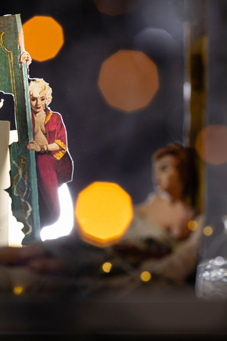 Ausgeschnittene Papier-Frauenfiguren von Pulp Fiction Bücher-Cover stehen auf einem Tisch.