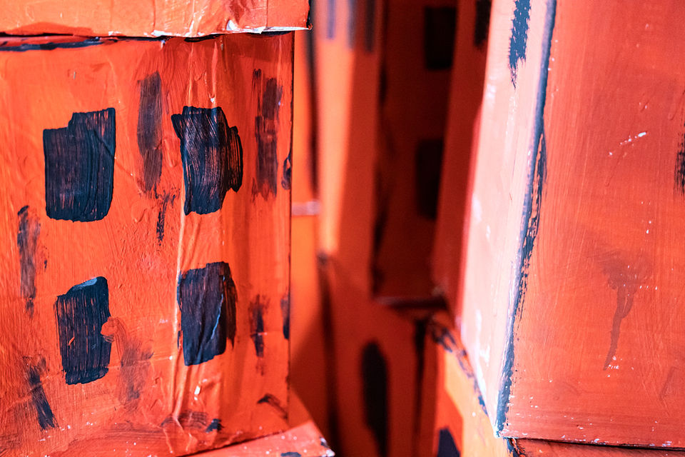 Rot bemalte Kartons.