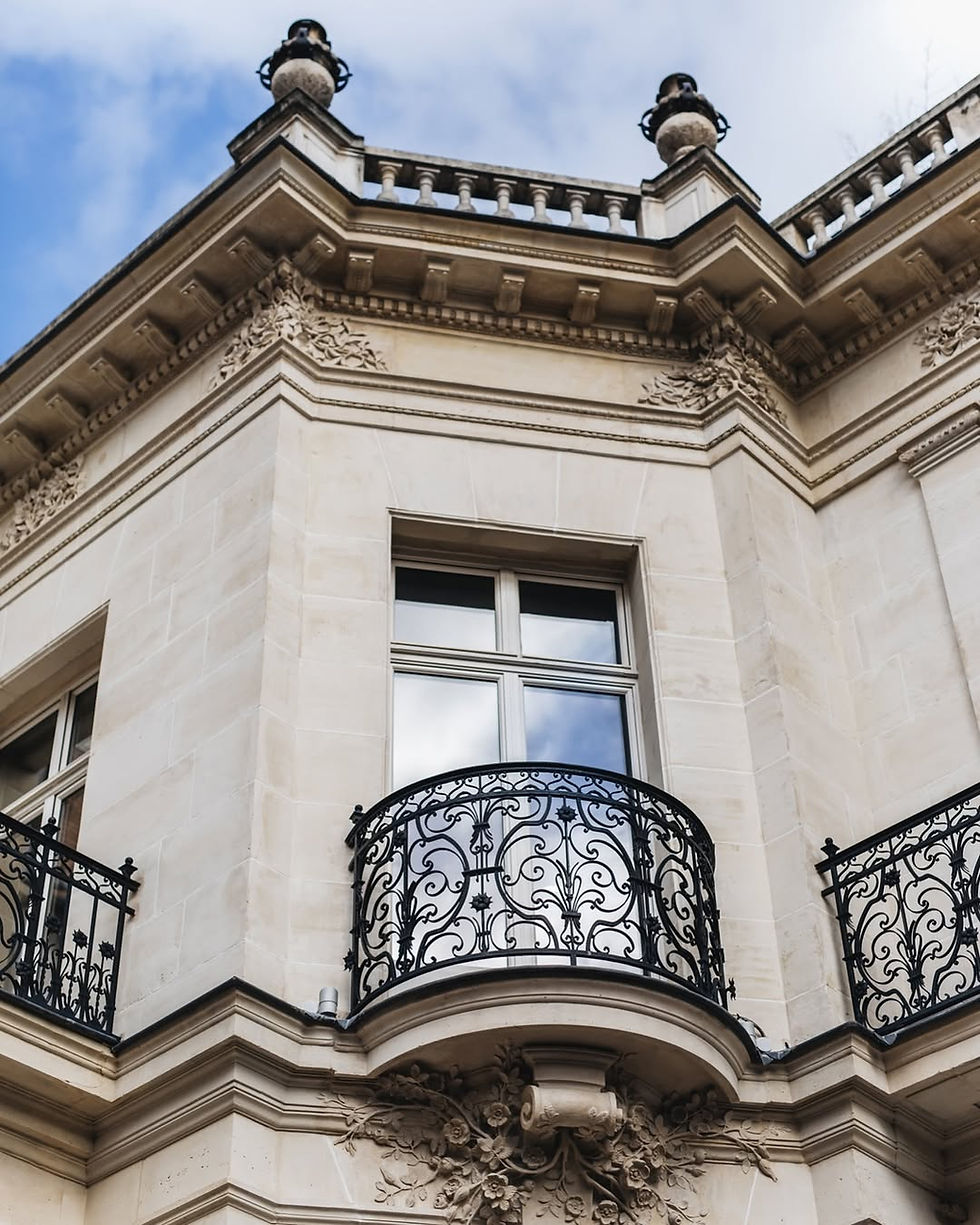 Une façade qui incarne l’élégance d’une autre époque. Bienvenue à Blanche 🤍.jpg