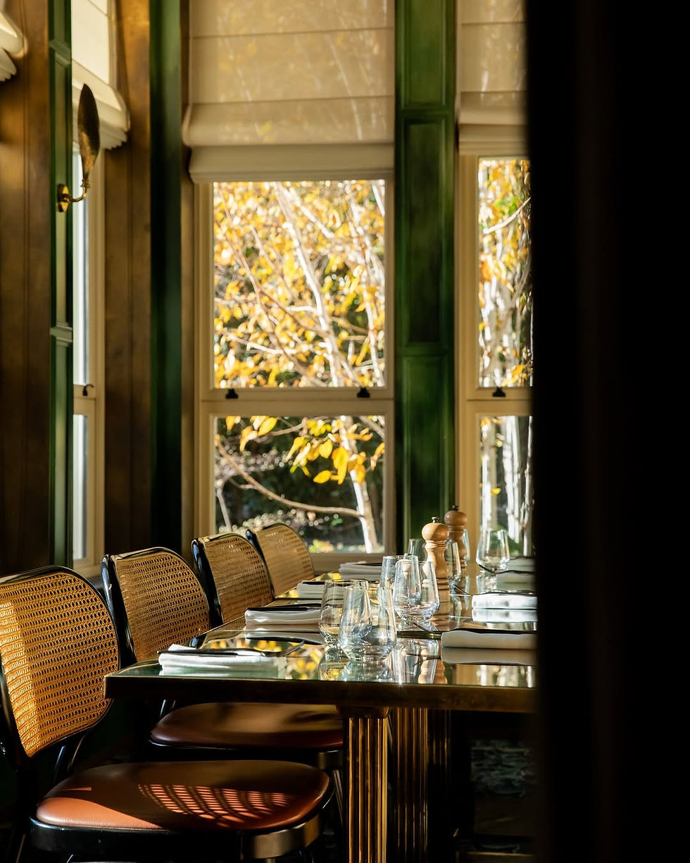 La table du boudoir est dressée et prête à vous accueillir pour le déjeuner.Vous pouvez au
