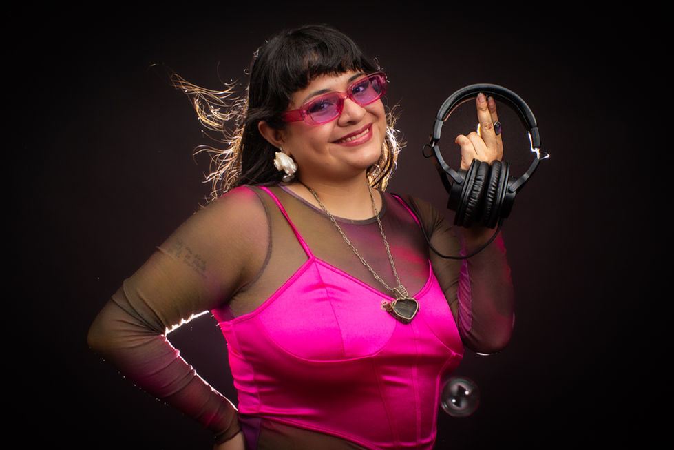 Popular Dj llamada Juicy Lucy es una joven que está incursionando en los decks o tornamesas y la vida de noche de DJ estas fo