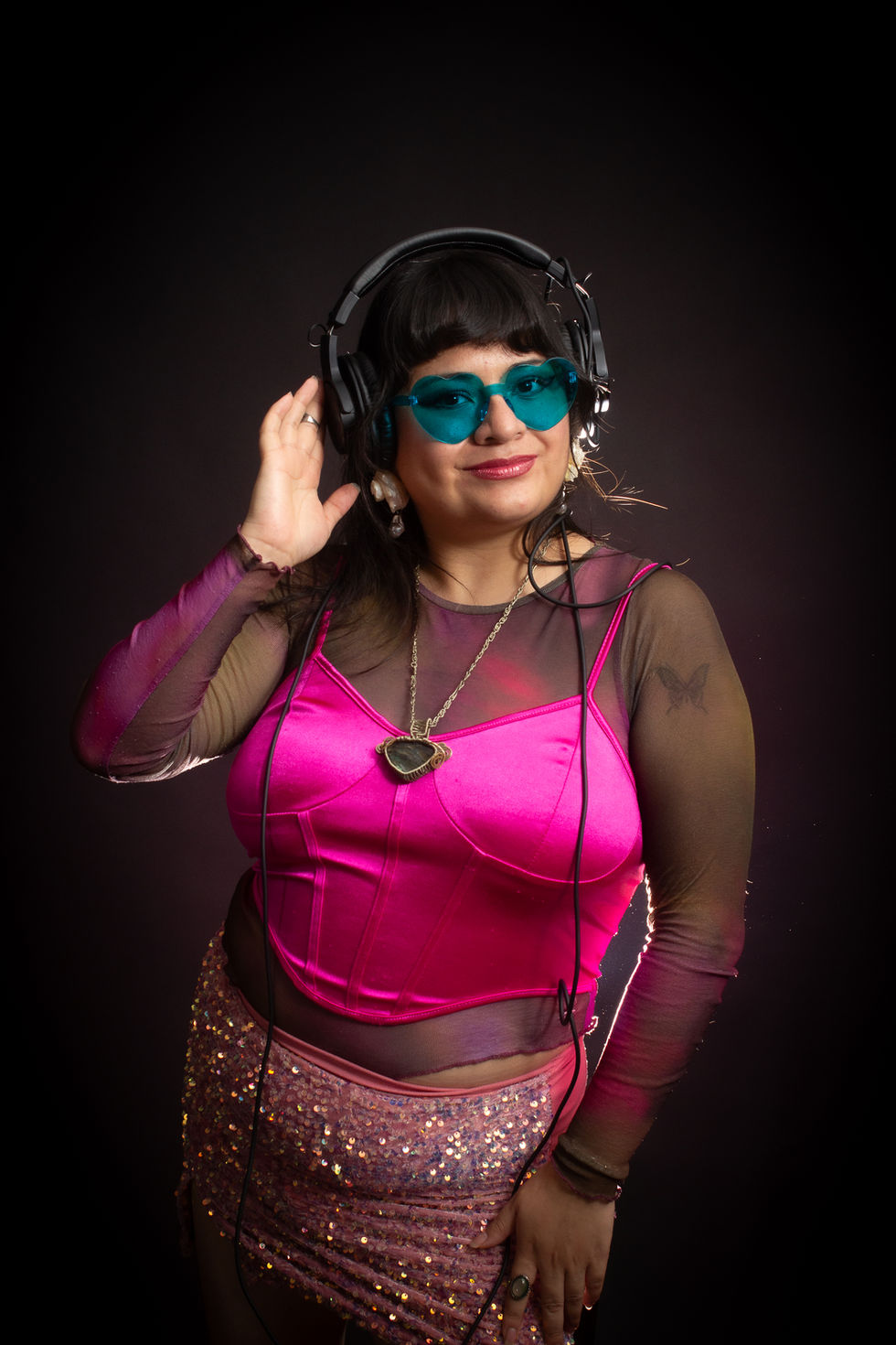 Popular Dj llamada Juicy Lucy es una joven que está incursionando en los decks o tornamesas y la vida de noche de DJ estas fo