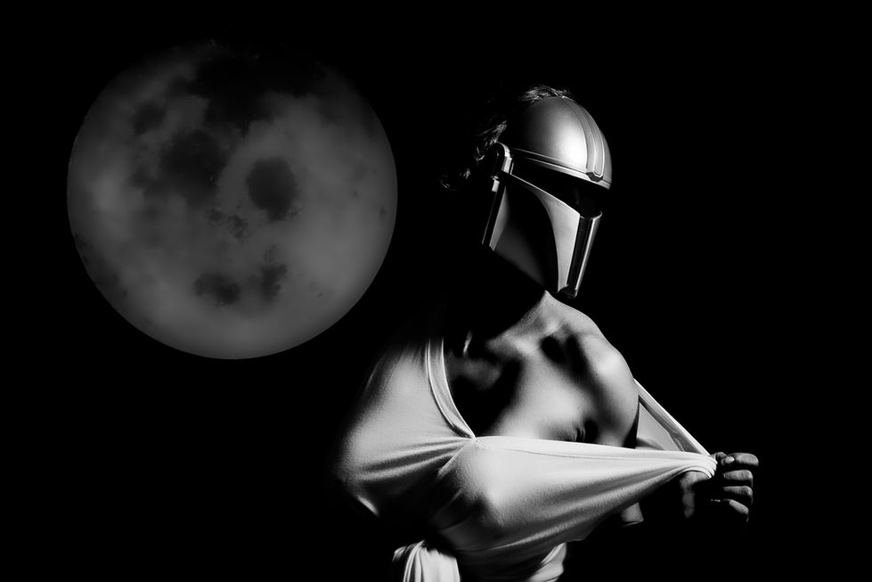 Modelo femenina posando para realizar esta foto de fondo se ve la luna llena y ella tiene una máscara de Boba Fett arte model