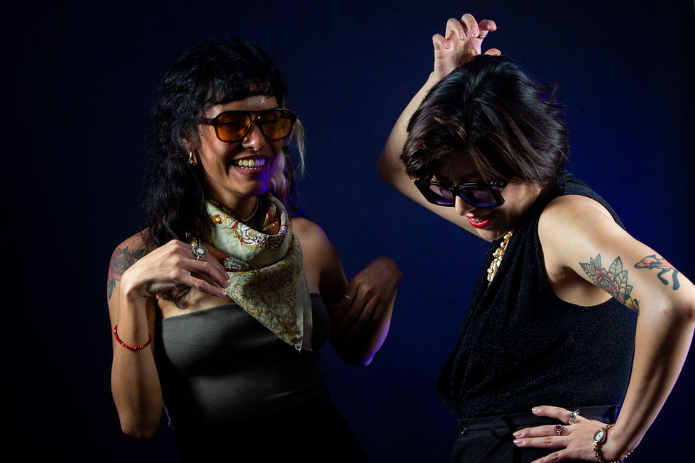 Dos chicas jóvenes y sexys posando para realizar una fotografía profesional en el estudio Roma 1 en ella se ve que se están d