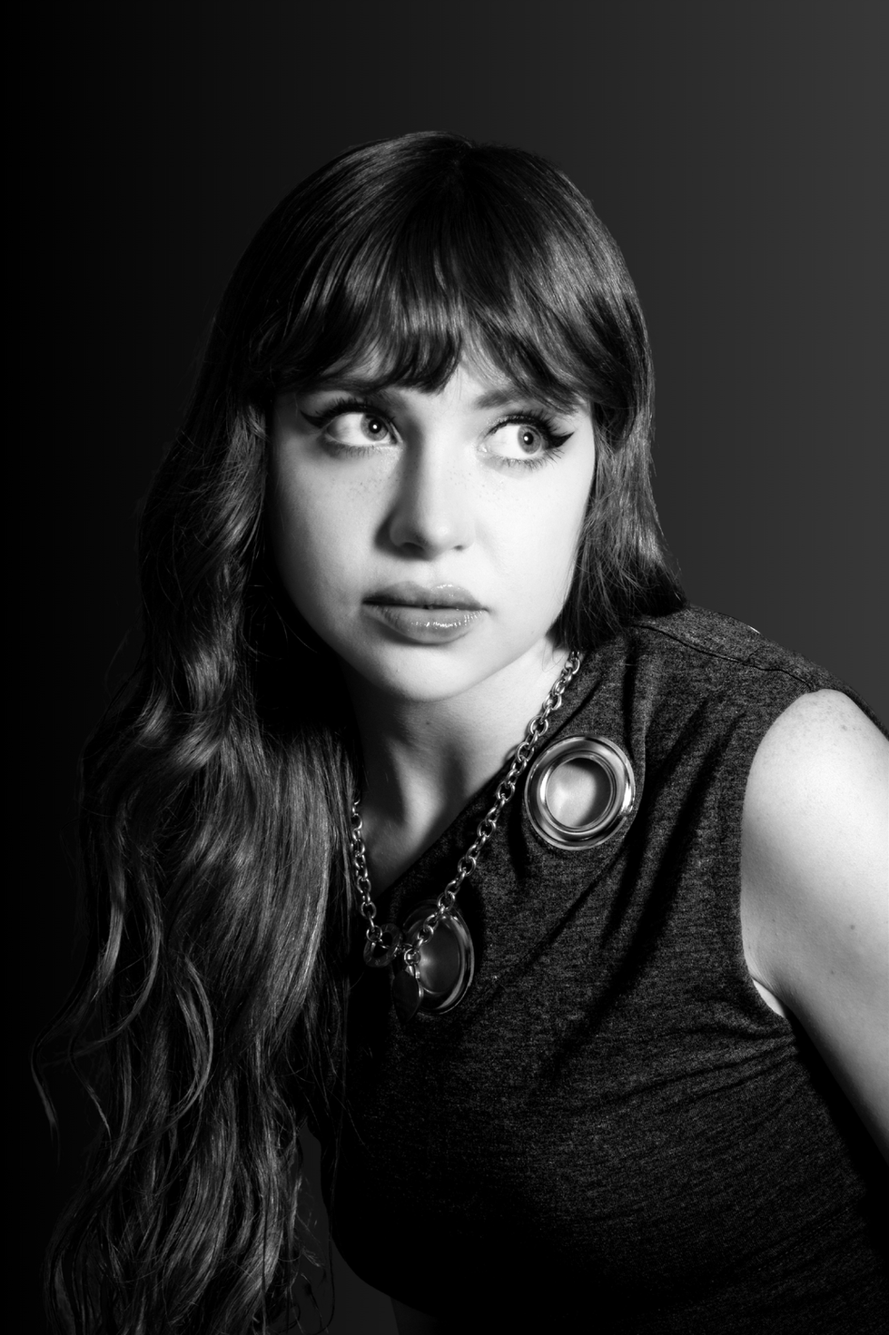 Hermosa joven blanca de cabello largo ojos muy claros y muy grandes Está realizando una pose típica de modelaje para la porta