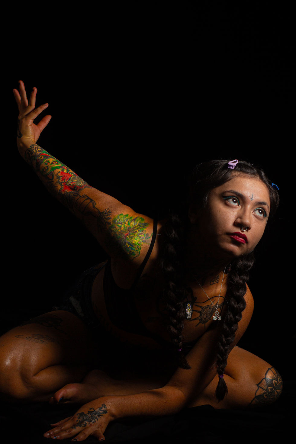 Hermosa actriz de muy buen cuerpo delgada con muchos tatuajes que está posando para una foto profesional en el estudio Roma 1