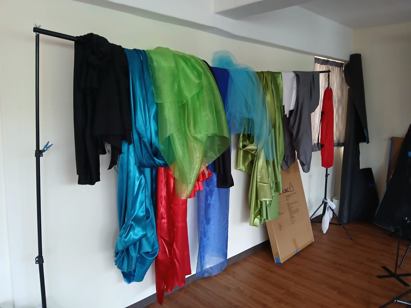 telas de colores disponibles con el espacio en renta roma 1