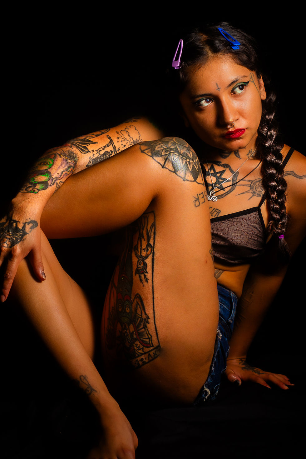 Hermosa actriz de muy buen cuerpo delgada con muchos tatuajes que está posando para una foto profesional en el estudio Roma 1