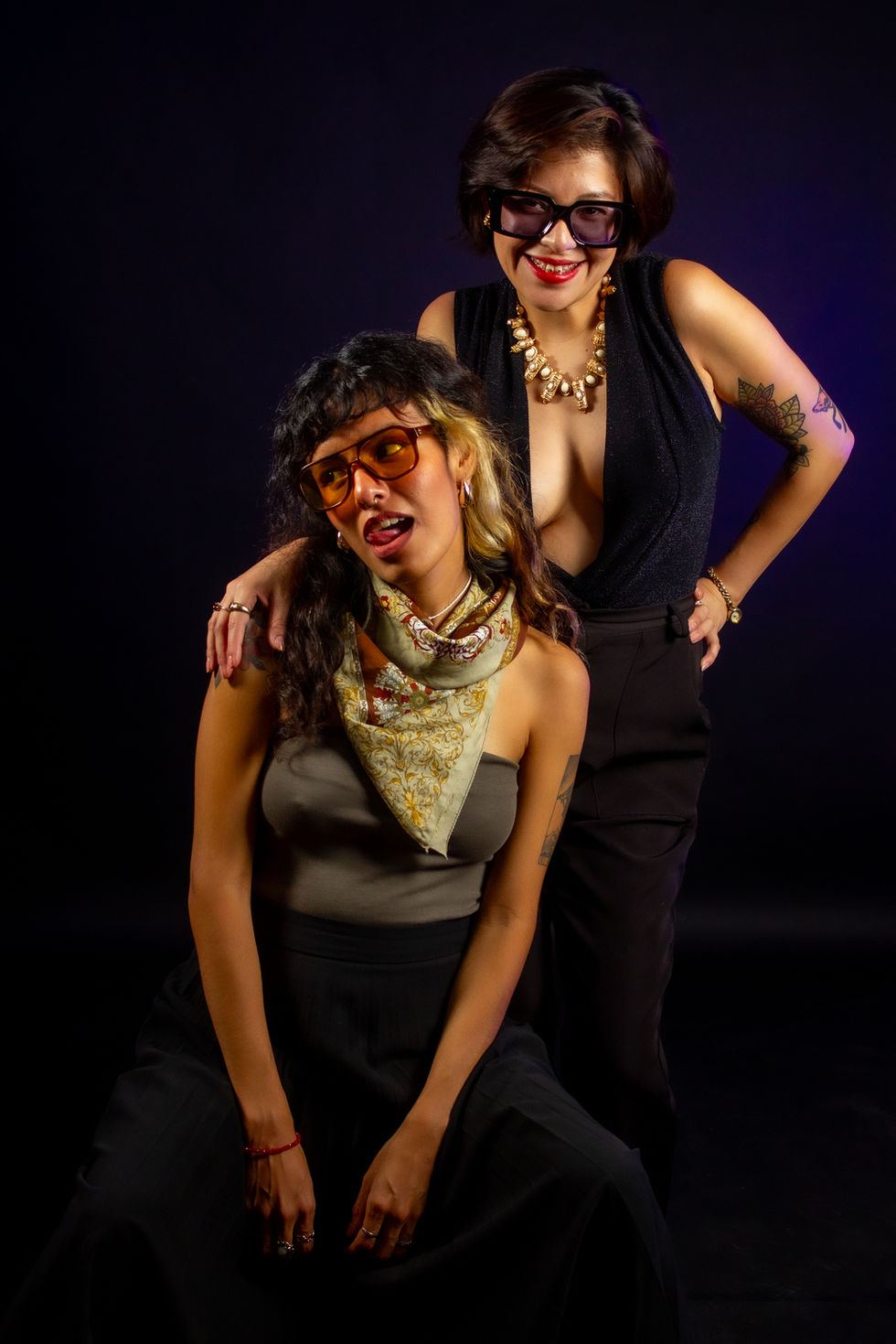 Dos chicas sexys jóvenes vestidas con un look fresco para realizar una fotografía profesional para su como artistas y modelos