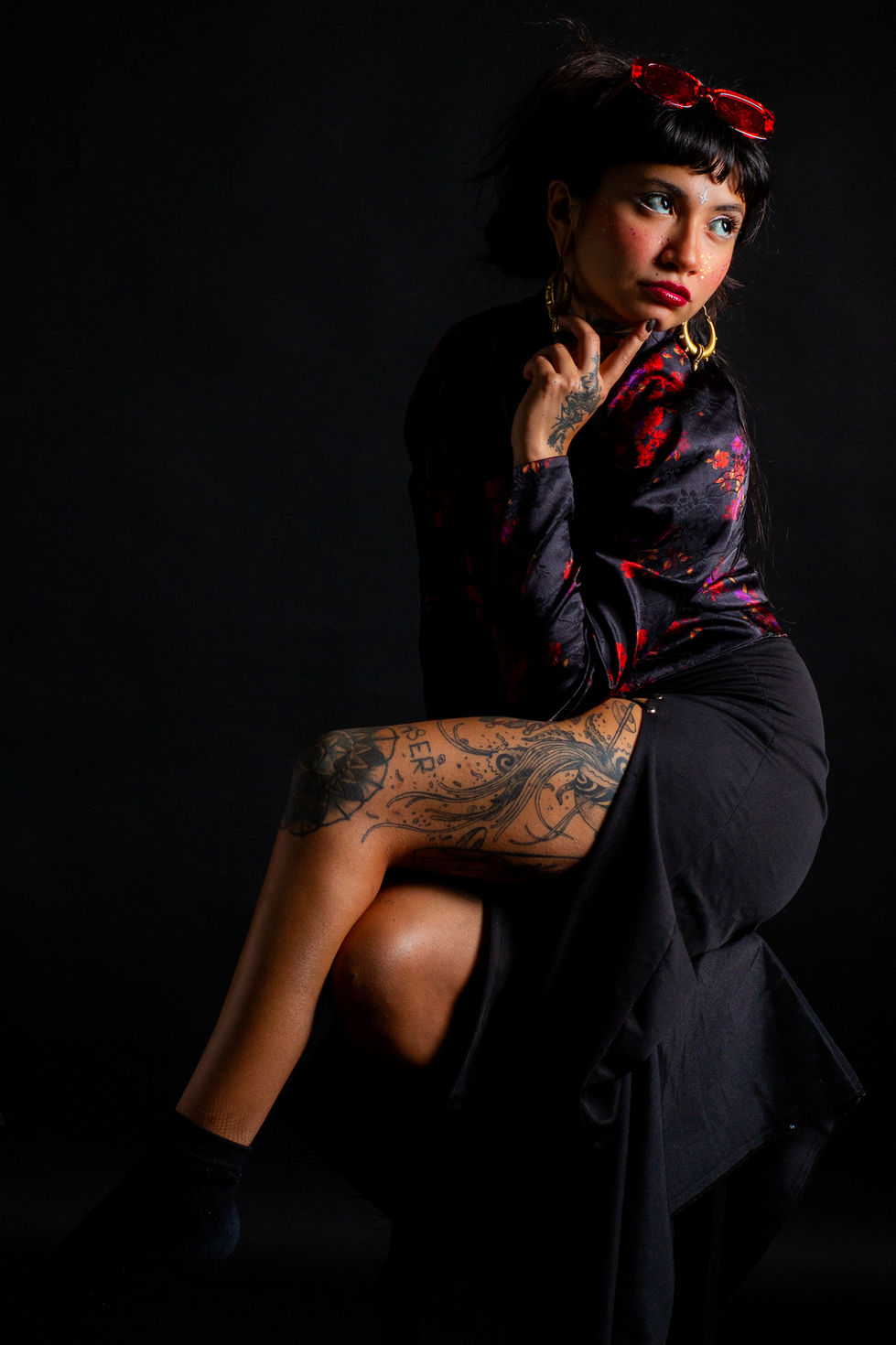 Hermosa actriz de muy buen cuerpo delgada con muchos tatuajes que está posando para una foto profesional en el estudio Roma 1