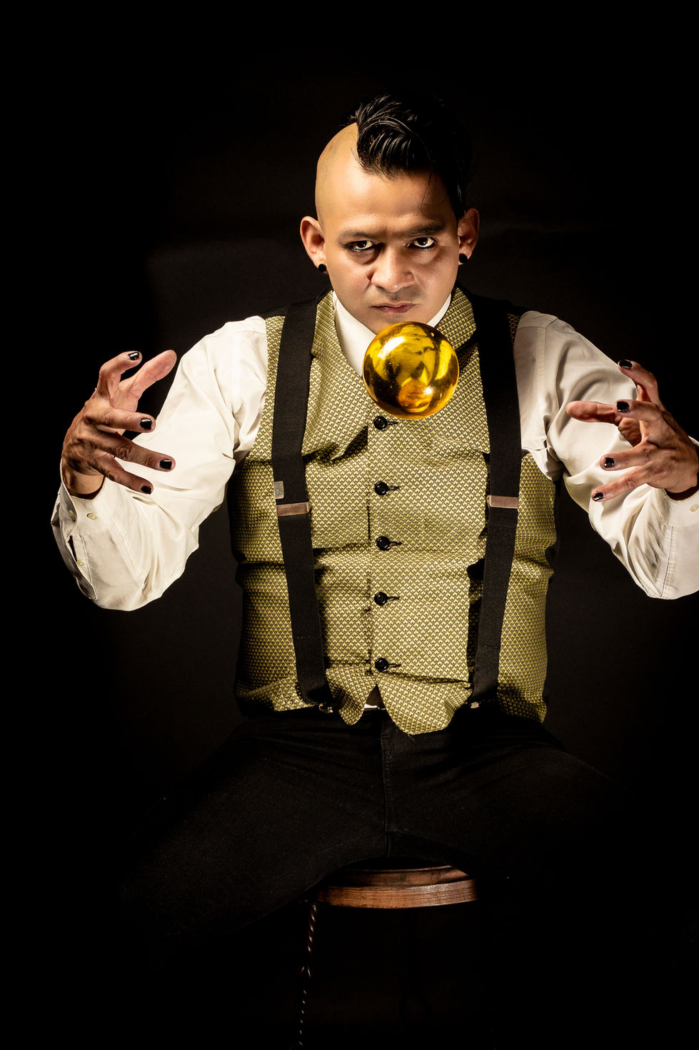 Actor de circo está vestido con camisa blanca fondo negro el flash profesional Está frente a él con iluminación de del estudi