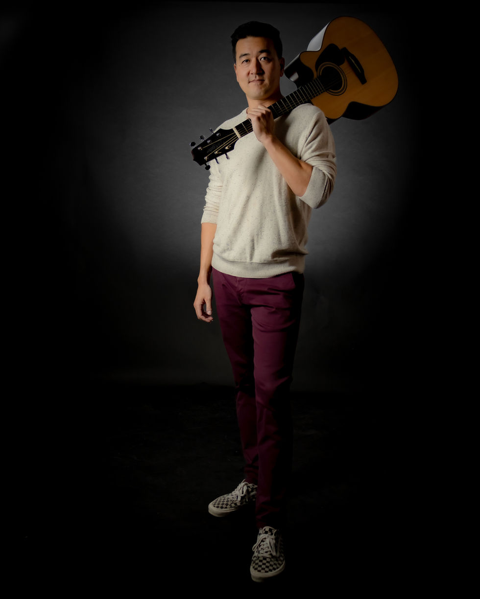 Famoso guitarrista profesional está posando en nuestro estudio de fotografía profesional para su Book de artista viste de man