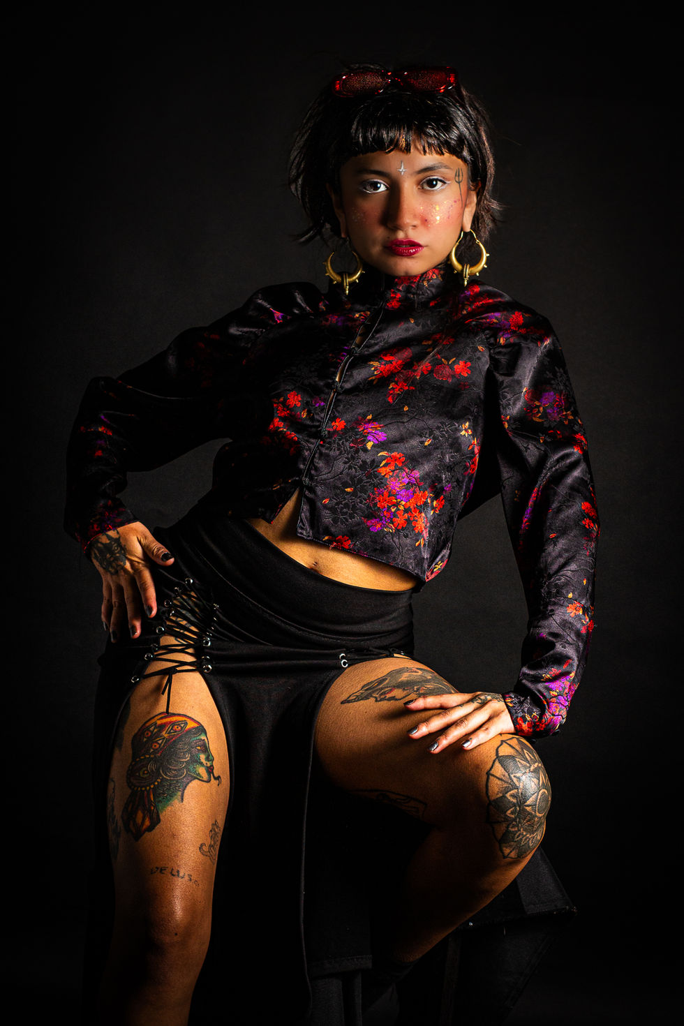 Hermosa actriz de muy buen cuerpo delgada con muchos tatuajes que está posando para una foto profesional en el estudio Roma 1