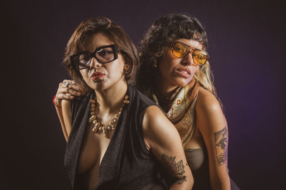 Artistas femeninas jóvenes creando una imagen para su press kit profesional vistiendo su mejor look fashion para crear esta f