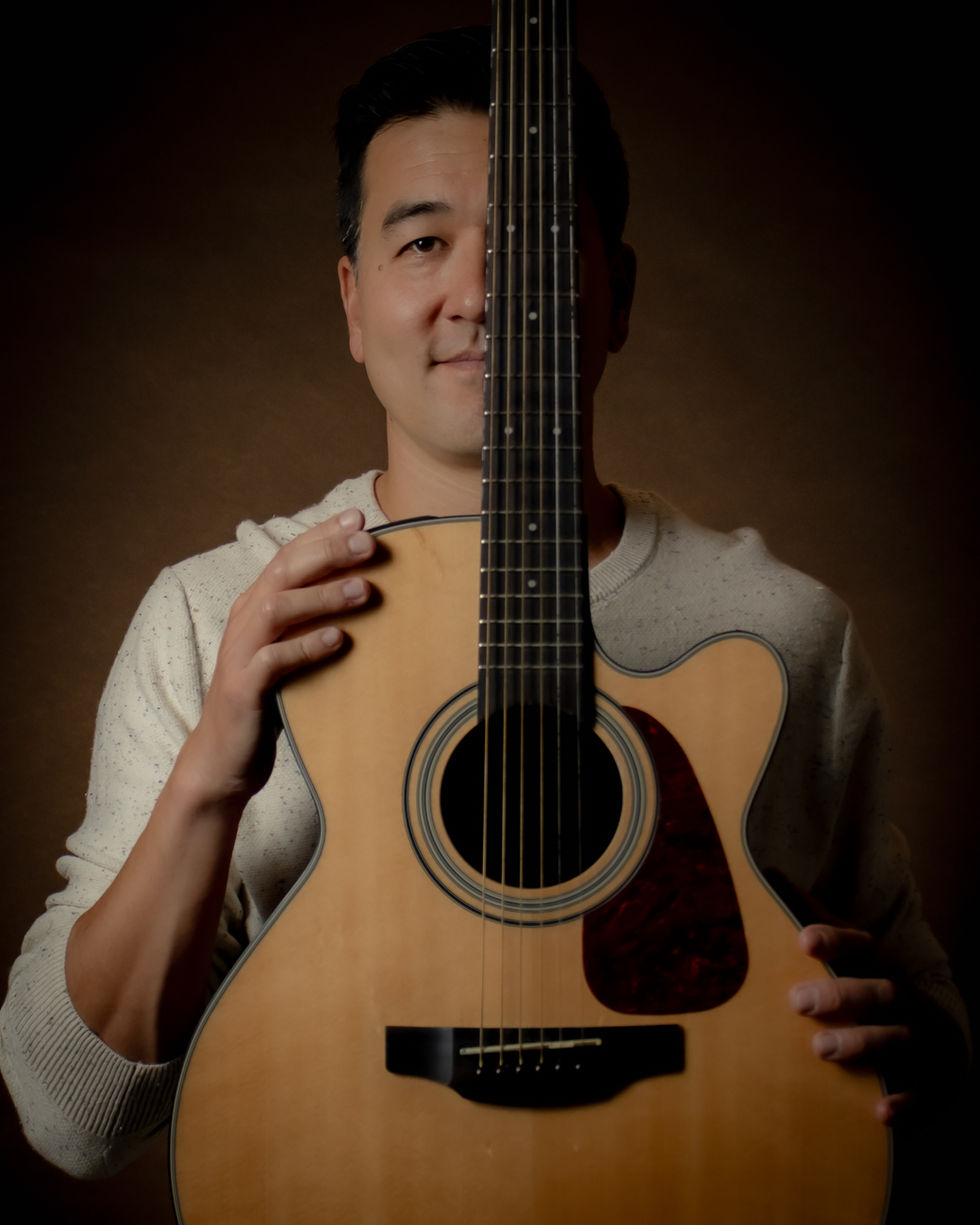 Famoso guitarrista profesional está posando en nuestro estudio de fotografía profesional para su Book de artista viste de man
