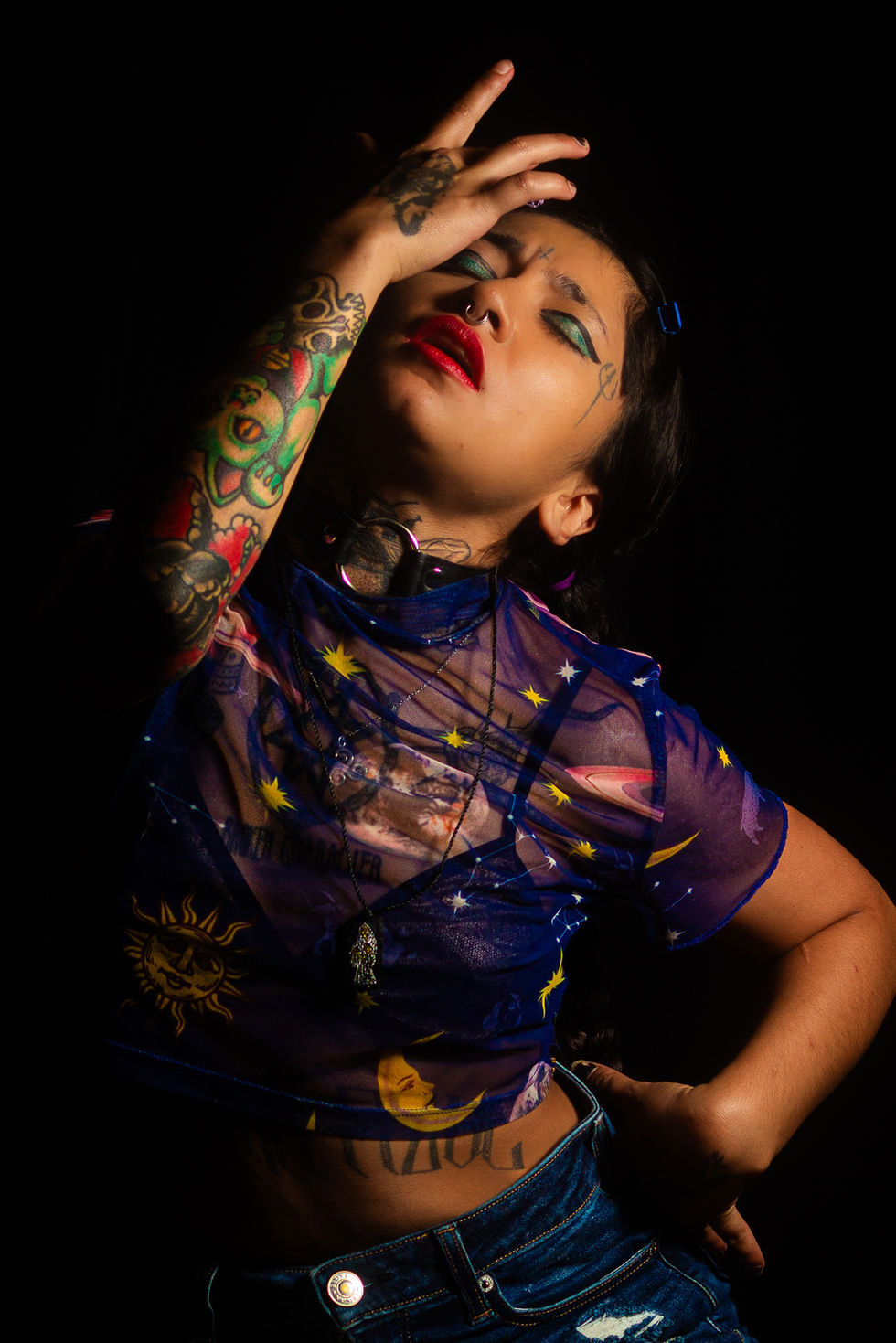 Hermosa actriz de muy buen cuerpo delgada con muchos tatuajes que está posando para una foto profesional en el estudio Roma 1