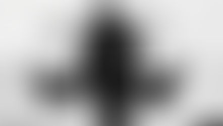 Immagine di Dendy Darma Satayazi su Unsplash. Donna che trasporta acqua B/N