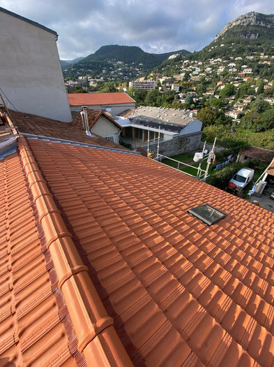 Toiture neuve en tuiles de Marseille face aux montagnes de l'arrière-pays niçois