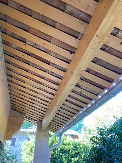 Sous-face d'une avancée de toit avec tuiles canal