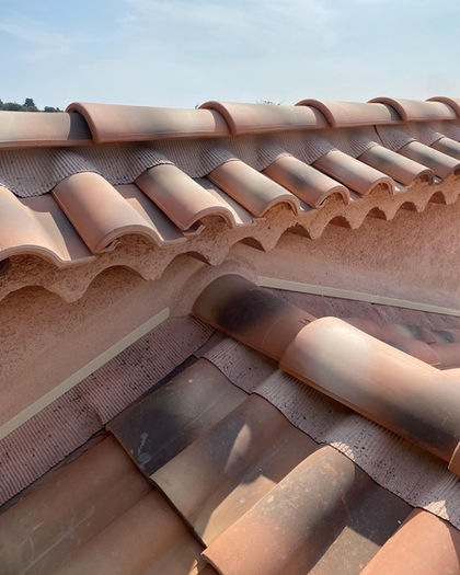 Soigneuse réalisation d'un faîtage à sec et de solins en plomb contre la façade