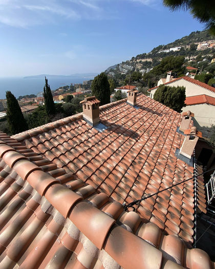 Belle toiture rénovée en tuiles canal face à la mer méditerranée