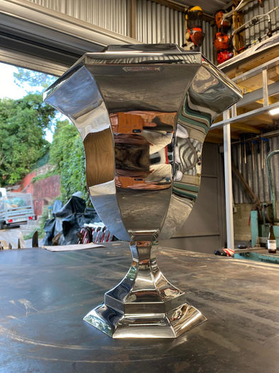 Magnifique oeuvre d'art de vase artisanal en métal