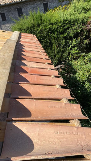 Rangée de tuiles canal parfaitement alignées au cordeau