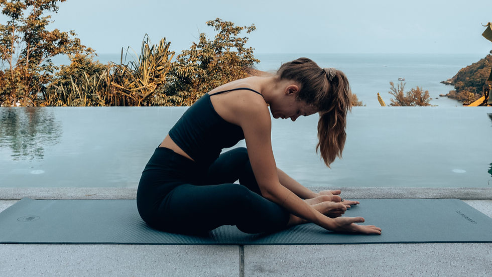 Somatische Yin Yoga Übung Schmetterling mit Vorbeuge
