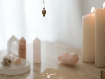 Rauhnächte Ritual mit Kerzen, Journal Karten und Kristallen