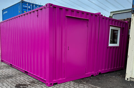 OksWeldings Containerwerkstatt – der kreative Raum, in dem nachhaltige Upcycling-Möbel aus Seecontainern handgefertigt werden.