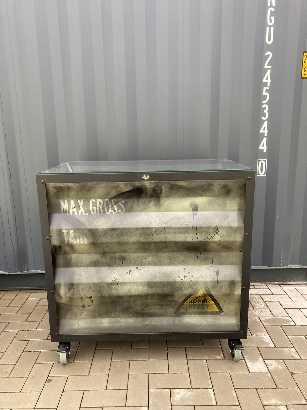 Mobile Bar aus Upcycling-Materialien, vielseitig einsetzbar mit Ablageflächen, Regalen und Schublade