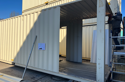 OksWeldings – Schweißen und Schneiden eines Seecontainers für die Herstellung nachhaltiger Upcycling-Möbel.