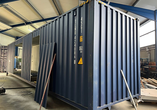 Container mit abgetrennten Seitenwänden – Material für die Herstellung von nachhaltigen Upcycling-Möbeln bei OksWeldings.