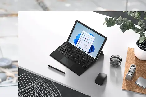 2 in 1 Windows tablet PC, hem tablet hem de dizüstü bilgisayar özelliklerini bir arada sunan bir bilgisayar türüdür. Bu cihazlar, tablet modunda hafif ve taşınabilir bir şekilde kullanılabilirken, dizüstü bilgisayar modunda klavye ve touchpad kullanımıyla birlikte daha verimli bir çalışma deneyimi sunar. 