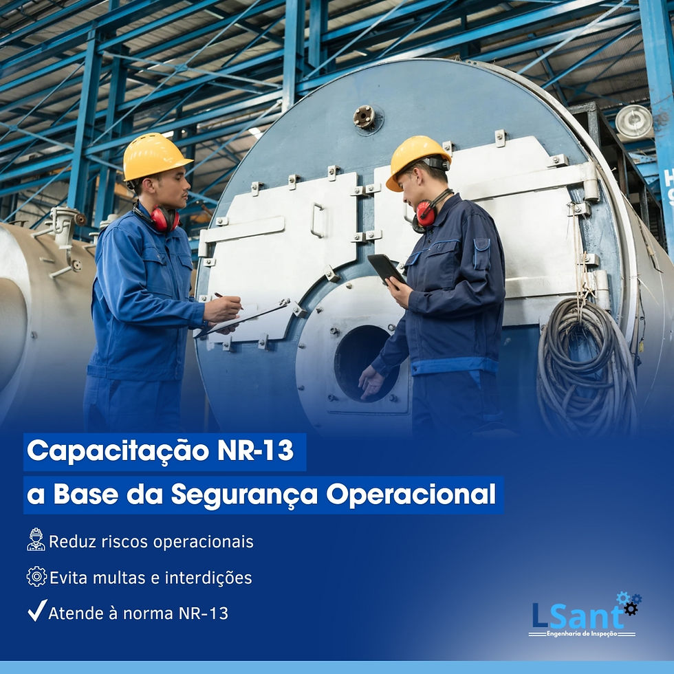 Imagem de trabalhadores uniformizados durante uma capacitação técnica, com equipamentos de proteção individual (EPIs), em um ambiente industrial com caldeiras ao fundo.