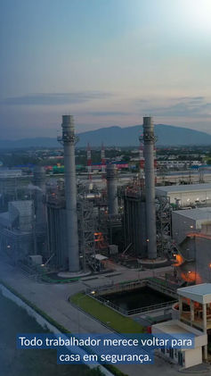 Vídeo da LSANT Engenharia mostrando cenas de treinamento de segurança do trabalho, inspeções técnicas, análises industriais e adequações em ambiente industrial. O vídeo destaca a importância da prevenção, redução de riscos e proteção de vidas através da Engenharia de Segurança do Trabalho, NR12 e NR13.