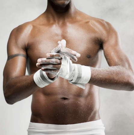 Thumbnail: Man training rubbing Carbonate Grip Powder on hands