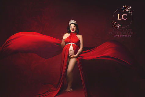 Portrait de femme enceinte en robe pailletée, séance grossesse artistique en lumière naturelle, photo maternité bohème et colorée en extérieur, photographe grossesse originale Lyon et Beaujolais.

Séance photo grossesse magique et lumineuse, robe à paillettes rose, ambiance onirique, photographe maternité Saint-Julien-en-Beaujolais, style créatif et émotionnel.

Photo grossesse en studio avec robe paillette dorée, mise en valeur du ventre rond, future maman rayonnante, photographe grossesse artistique et féminine Lyon et alentours.
