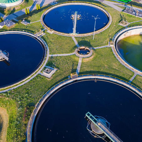 Aislamiento térmico: el aliado olvidado para la eficiencia energética en plantas de tratamiento de agua" – título del artículo de blog técnico sobre cómo el aislamiento térmico mejora procesos industriales en el sector agua, publicado por XR Aislamientos.