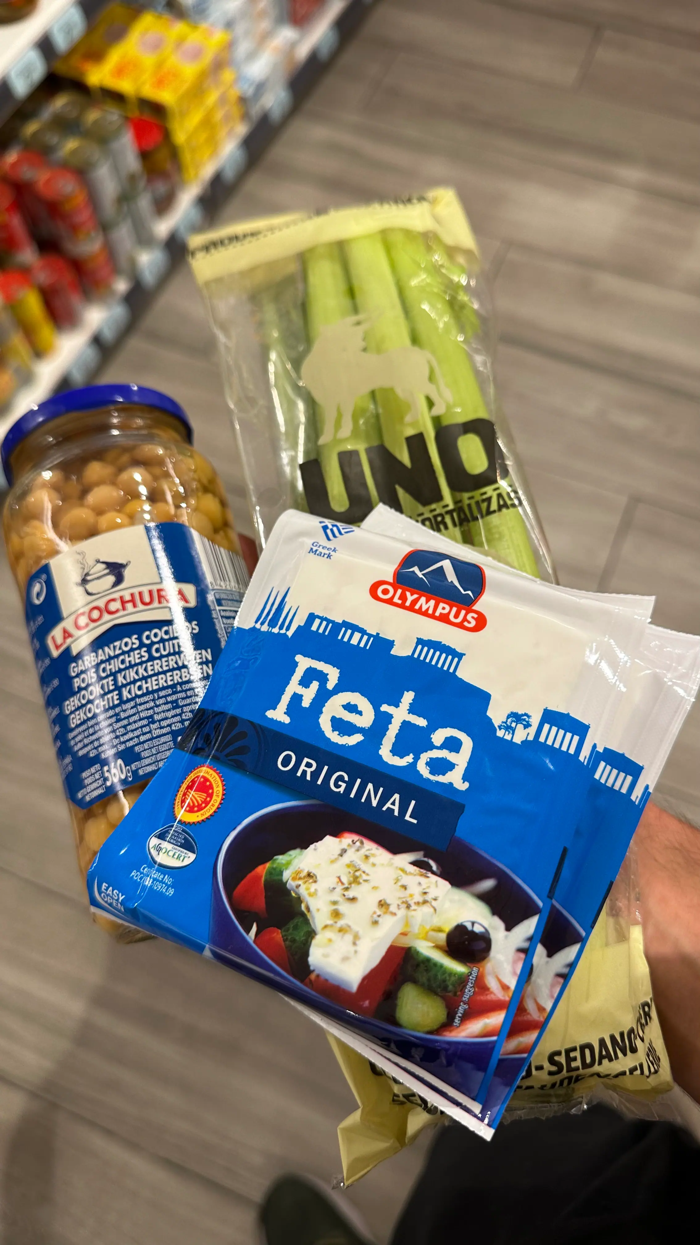 Descubre cómo viajar por Europa manteniéndote en forma sin gastar mucho. Consejos prácticos, ejercicios y opciones de comida saludable.