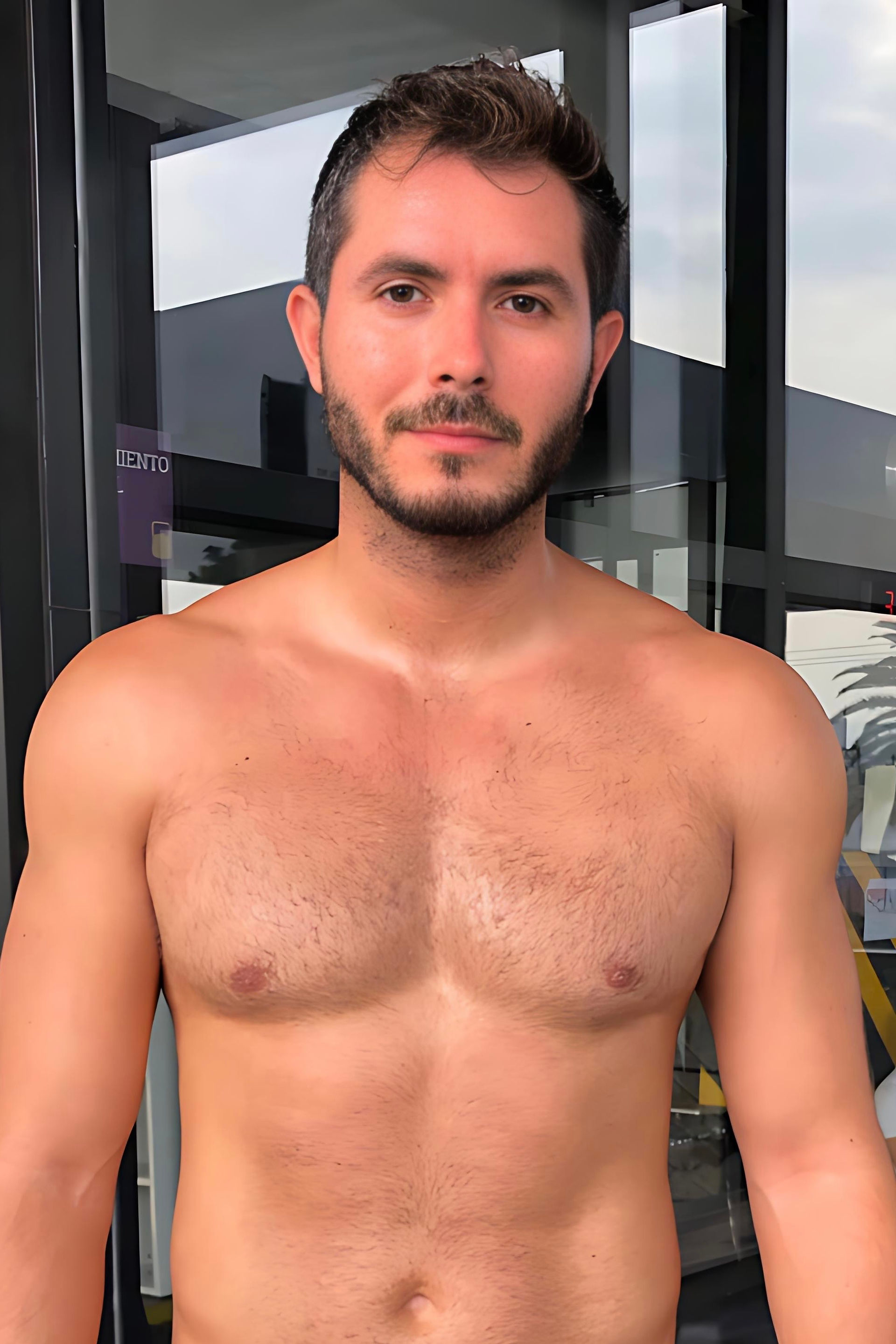 Transforma tu vida con Consultor Fitness: planes de nutrición, rutinas personalizadas y asesorías respaldadas por 10 años de experiencia.
