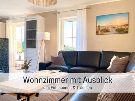 Ferienhaus Meerestraum Rügen Wohnzimmer Meerblick Panoramafenster Kamin Reetdachhaus in Rehberort