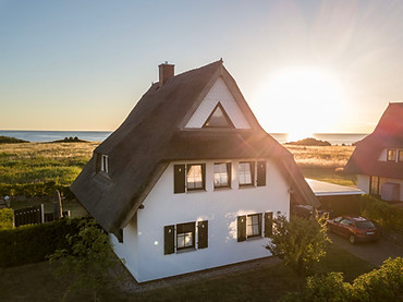 Ferienhaus Meerestraum Rehbergort Rügen – Reetdachhaus erste Reihe Panorama-Meerblick Ostsee