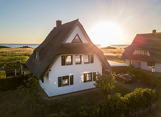Ferienhaus Meerestraum Rehbergort Rügen – Reetdach Panorama-Meerblick erste Reihe Kamin Garten Hund 150m Ostsee