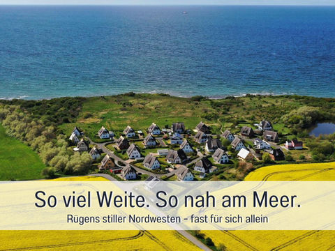 Luftaufnahme Rehbergort auf Rügen – Ferienhäuser eingebettet zwischen Feldern und Ostseeküste im Nordwesten der Insel